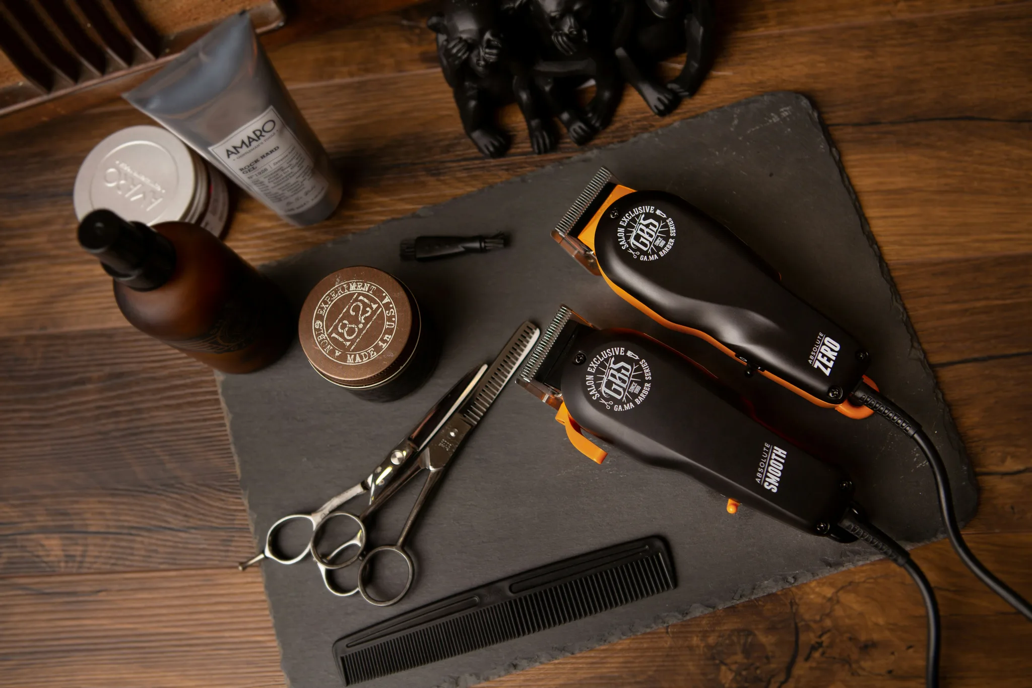 Mașini de tuns, foarfecă, pieptene și produse de styling pregătite în salonul de frizerie