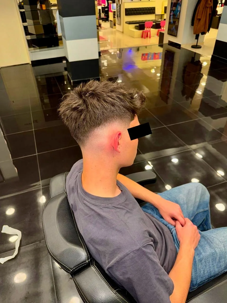 Tunsoare scurtă texturată cu fade la ceafă, realizată de frizerii Magic