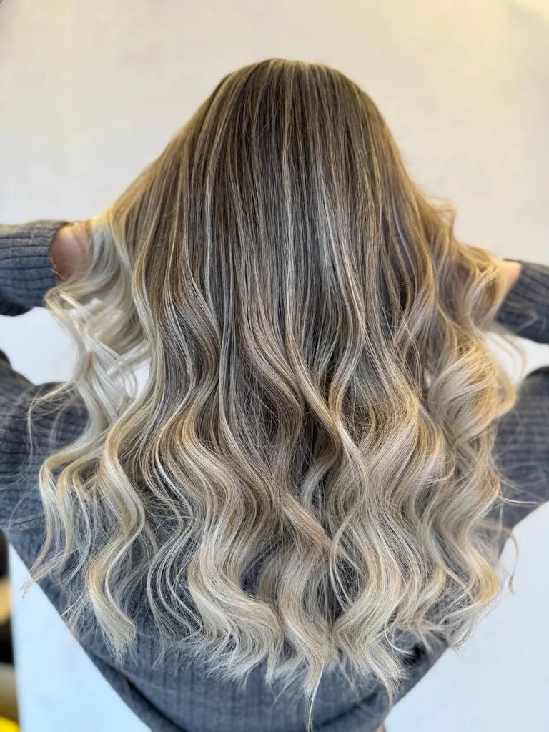Balayage blond rece pe păr lung, cu bucle largi