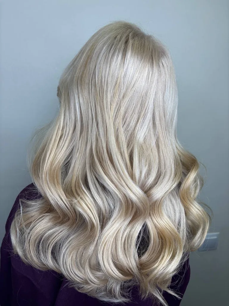 Păr lung blond deschis, cu bucle largi