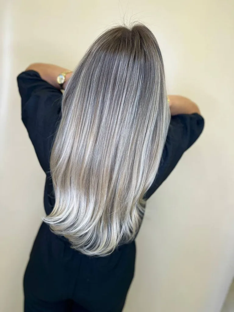 Păr vopsit blond argintiu, drept, cu rădăcină umbrită
