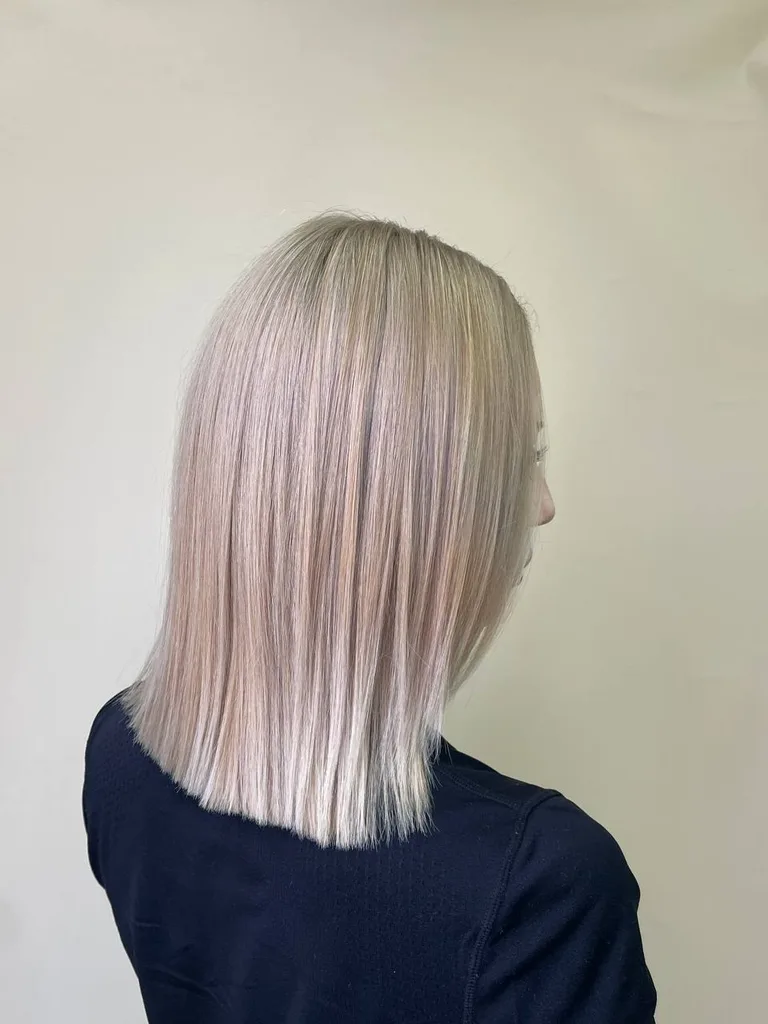 Păr drept blond perlat cu reflexe rozalii, tuns drept
