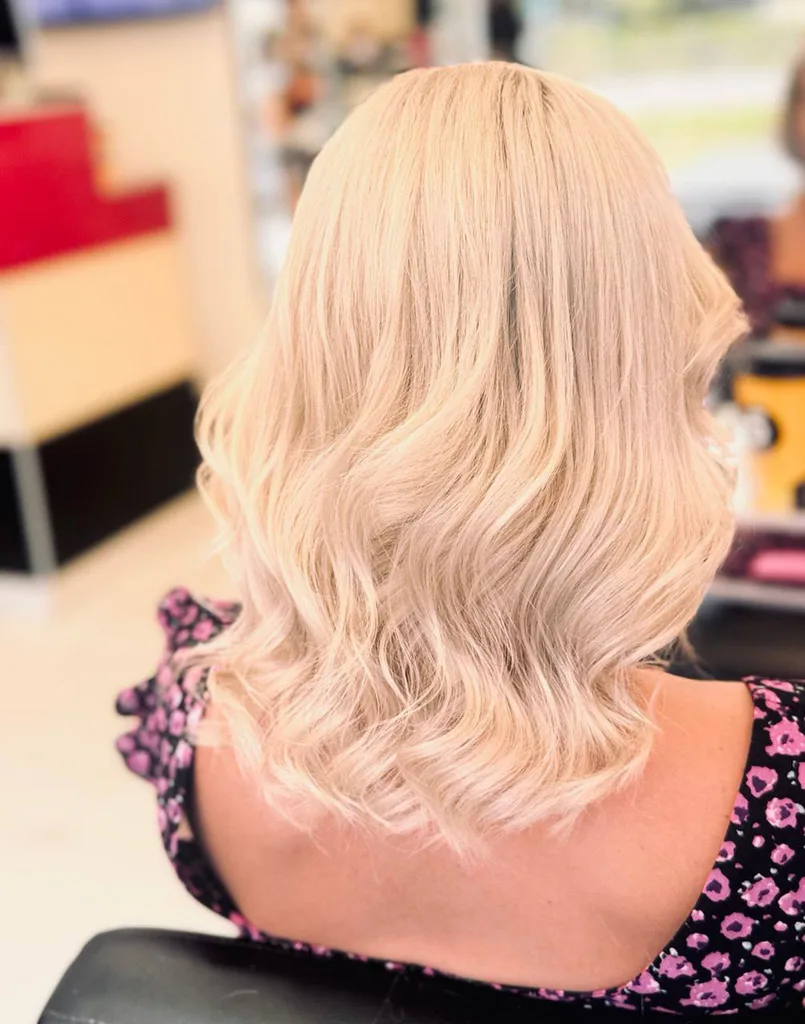 Păr blond piersică deschis, ondulat, lungime medie