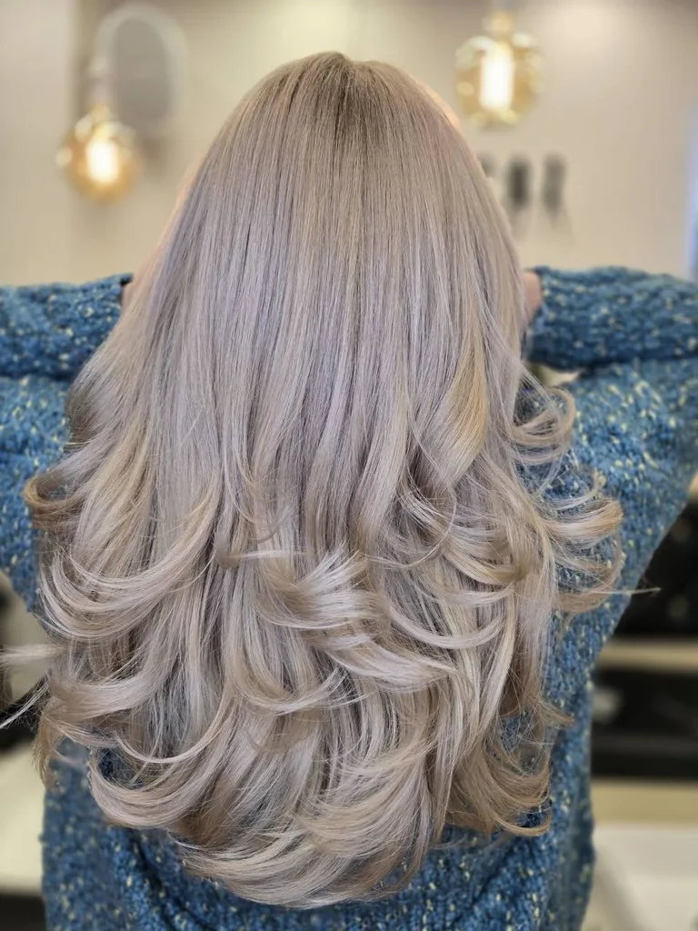 Păr lung blond perlat în straturi, cu valuri largi
