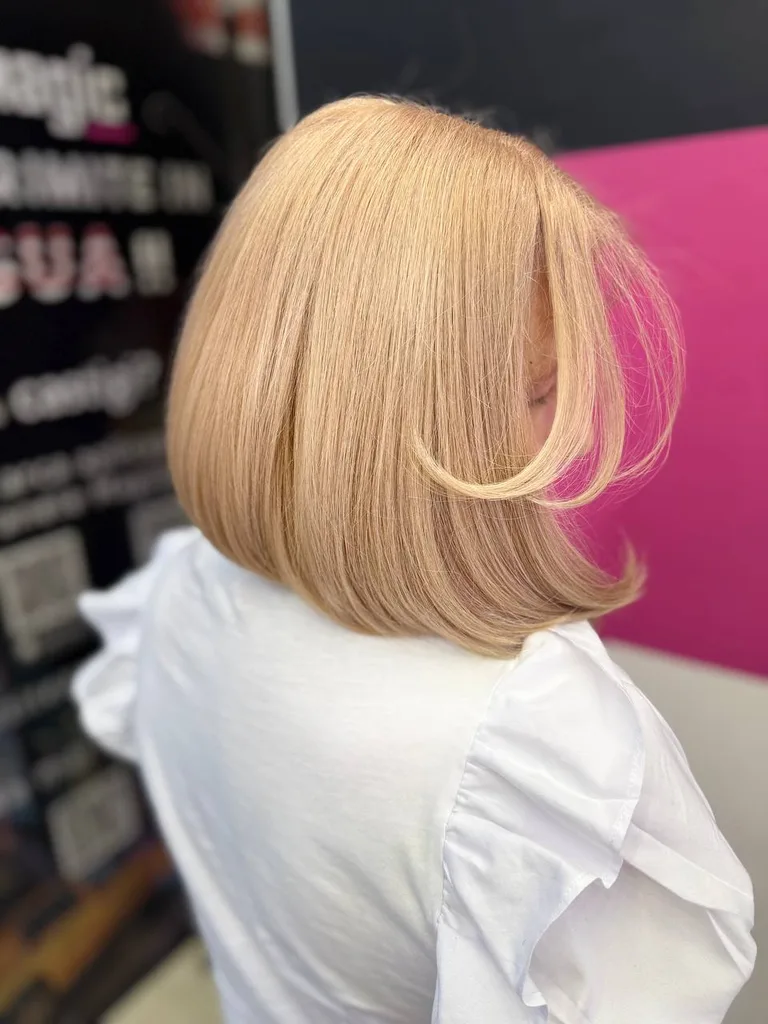 Bob blond piersică cu breton lateral
