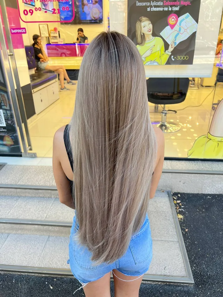 Păr foarte lung și drept, cu tranziție de la șaten la blond bej
