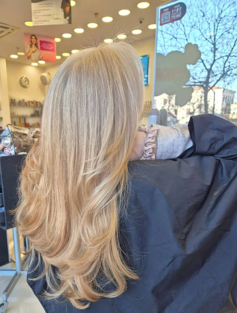 Păr lung blond cald, drept, cu vârfuri ușor ondulate