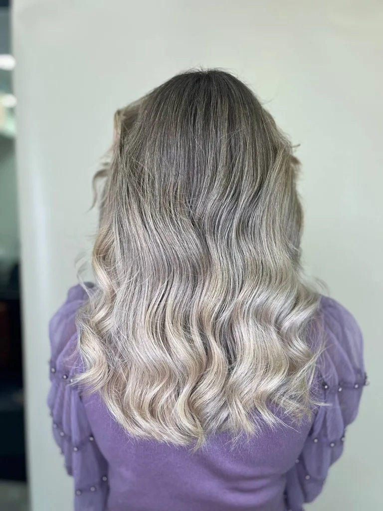 Păr lung cu rădăcină cenușie și lungimi blond, ondulat