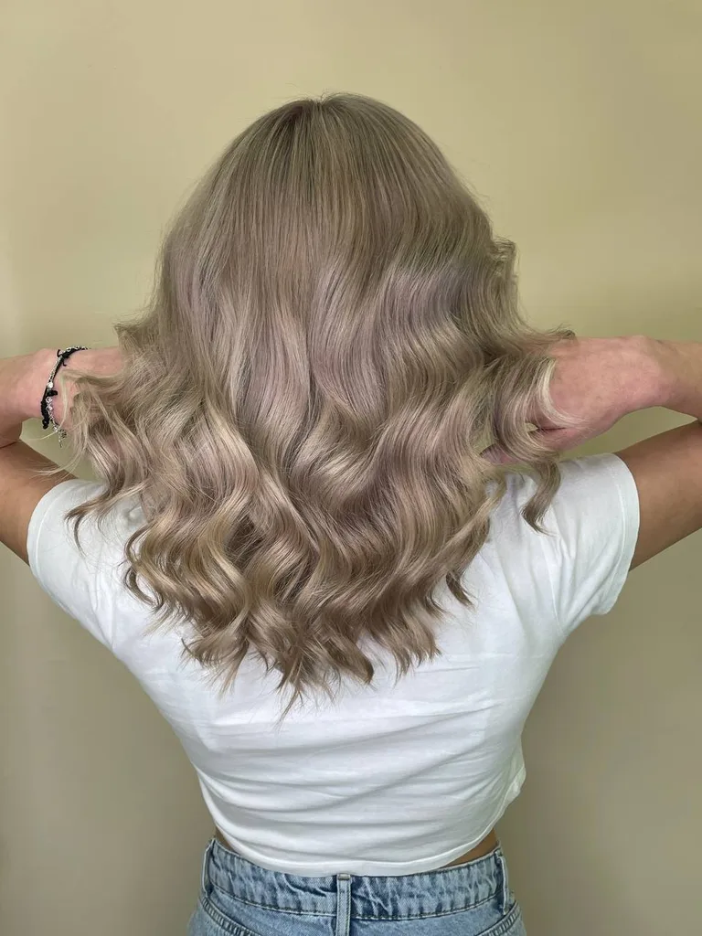 Păr lung blond bej, cu bucle largi