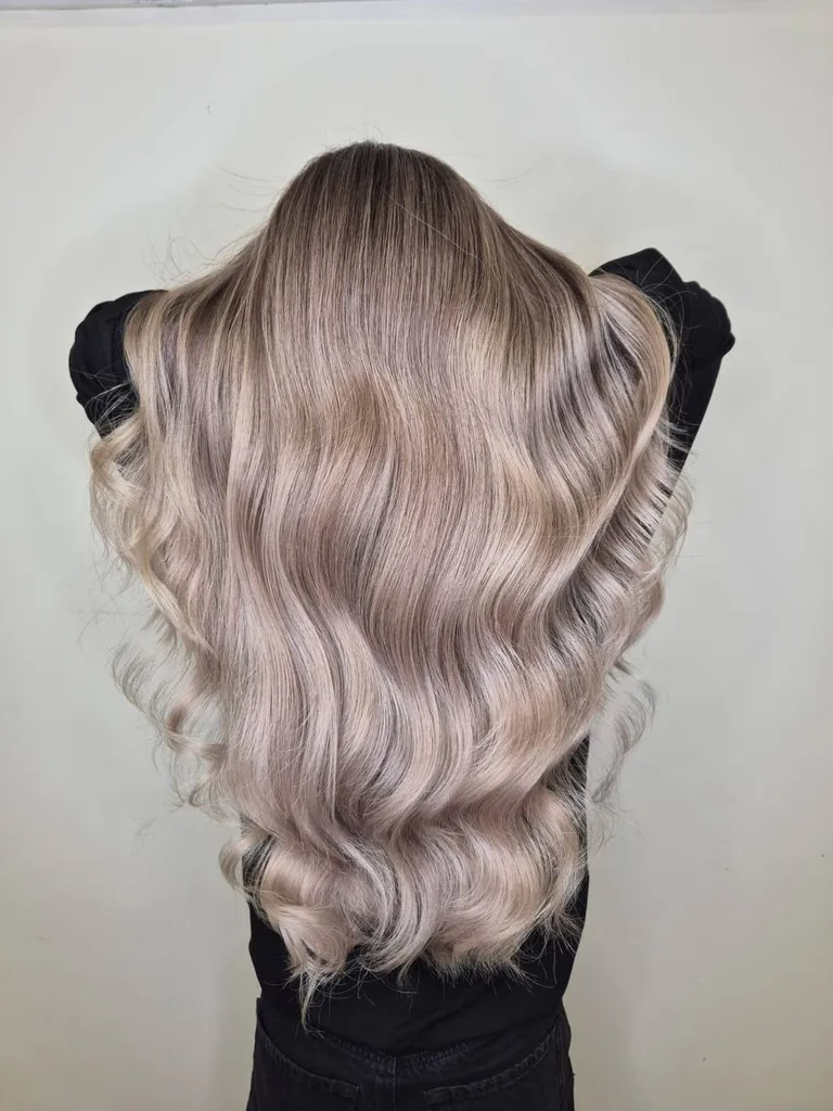Păr lung blond perlat rozaliu, ondulat, cu rădăcină umbrită