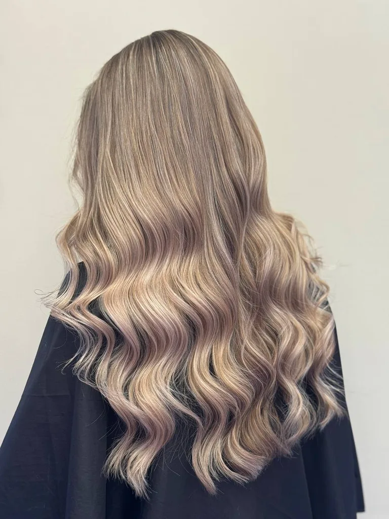 Păr lung blond bej, cu valuri largi