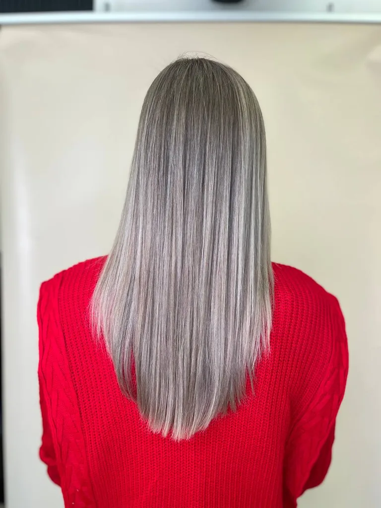 Păr drept blond cenușiu cu rădăcină umbrită, lungime medie